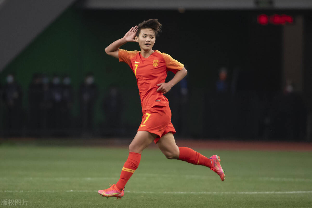 国家女足队员斗志昂扬，取得辉煌战绩的简单介绍